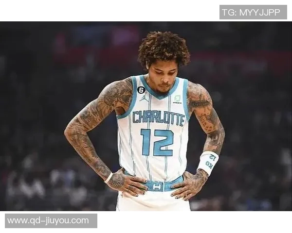 乌布雷与班凯罗体重差异明显却在场上展现顽强对抗精神